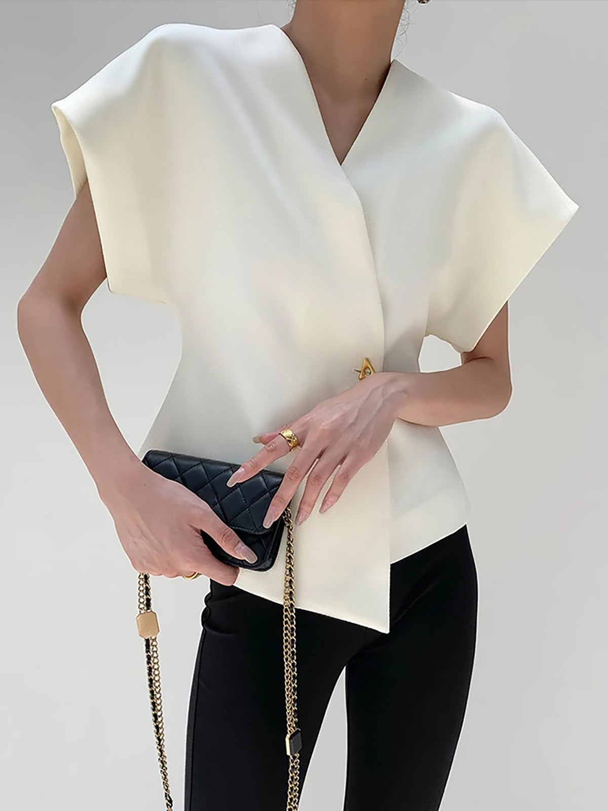 Delphia | Modische Bluse mit V-Ausschnitt und Knopfleiste