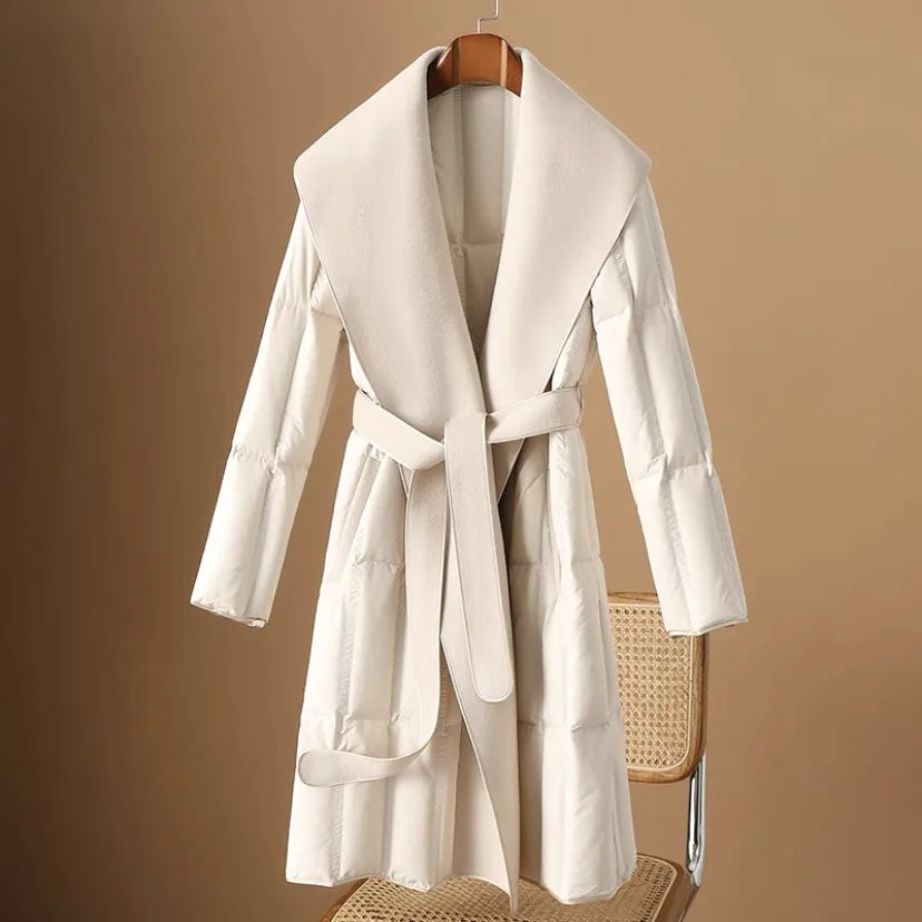 Sophie – Luxuriöse Damen-Daunenjacke mit Wollkragen