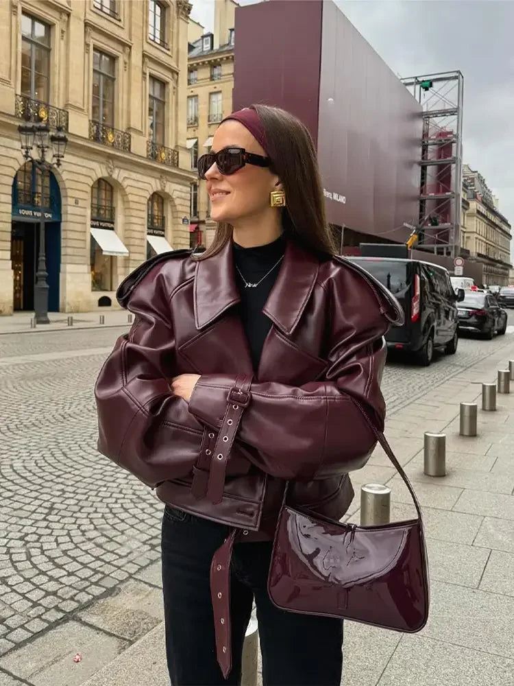 Elegante rote vegane Lederjacke mit Gürtel-Design für Damen | Ideal für den Winter