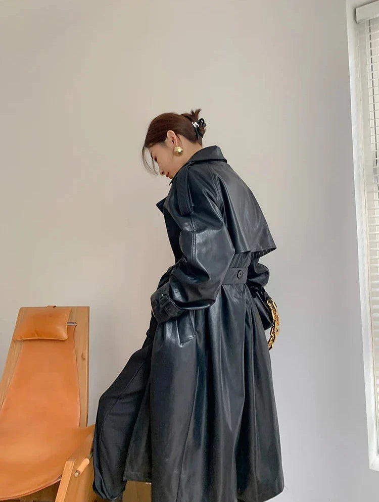 Eleganter langer schwarzer veganer Ledermantel mit Gürtel für Damen | Ideal für den Winter