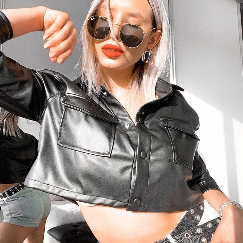 Chice, kurz geschnittene vegane Lederjacke mit Knopfdetails für Damen | Ideal für den Winter