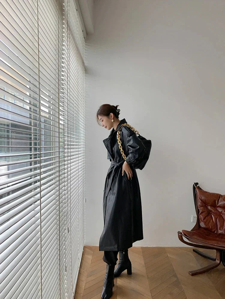 Eleganter langer schwarzer veganer Ledermantel mit Gürtel für Damen | Ideal für den Winter