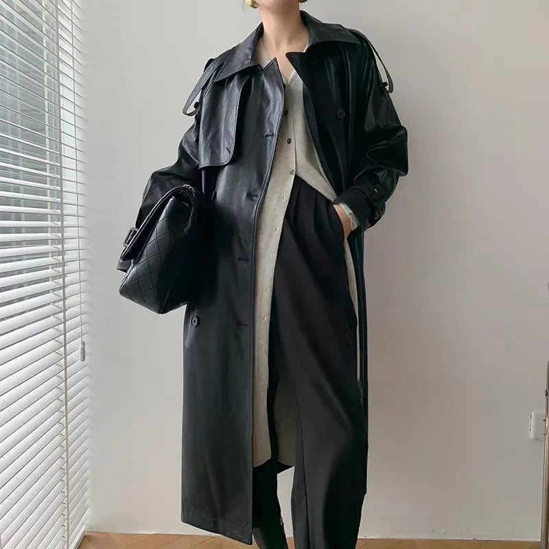 Eleganter langer schwarzer veganer Ledermantel mit Gürtel für Damen | Ideal für den Winter