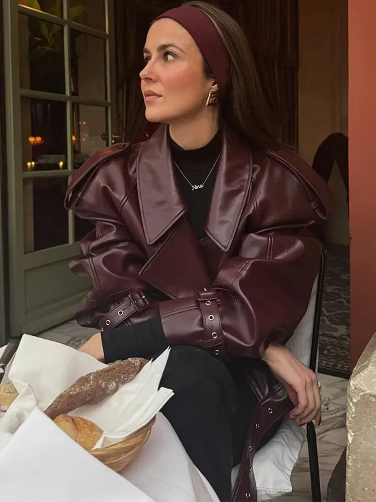 Elegante rote vegane Lederjacke mit Gürtel-Design für Damen | Ideal für den Winter