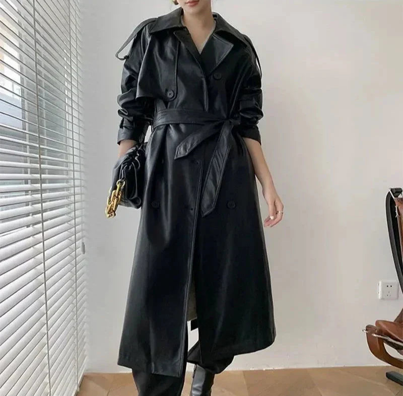 Eleganter langer schwarzer veganer Ledermantel mit Gürtel für Damen | Ideal für den Winter