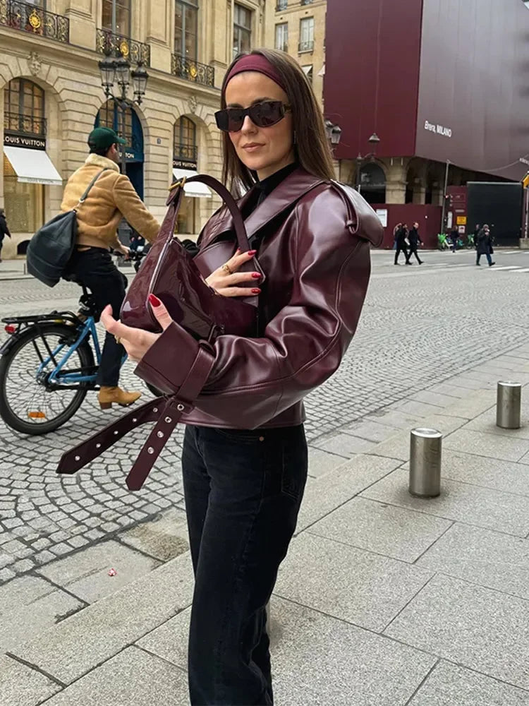 Elegante rote vegane Lederjacke mit Gürtel-Design für Damen | Ideal für den Winter