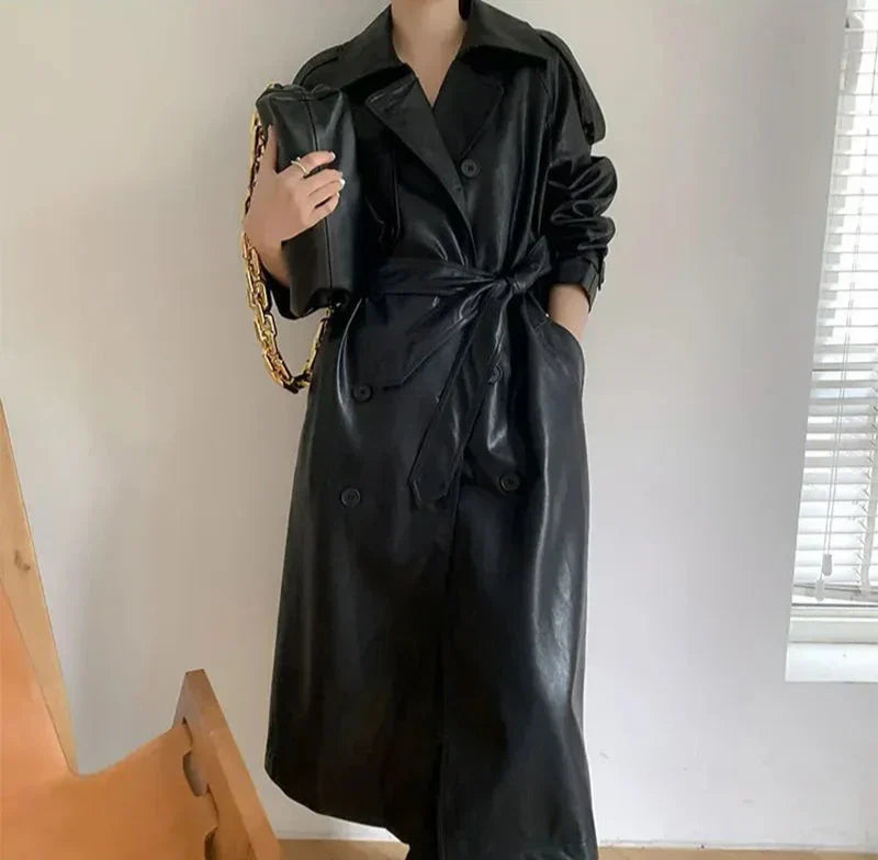 Eleganter langer schwarzer veganer Ledermantel mit Gürtel für Damen | Ideal für den Winter