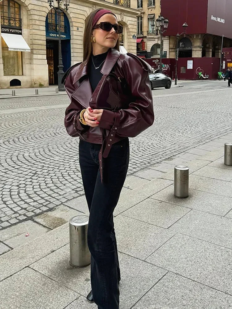 Elegante rote vegane Lederjacke mit Gürtel-Design für Damen | Ideal für den Winter