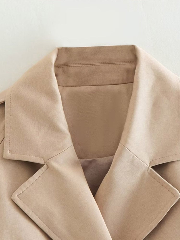 Carly - Stylischer und Bequemer Kurz Beiger Trenchcoat für Damen im Herbst
