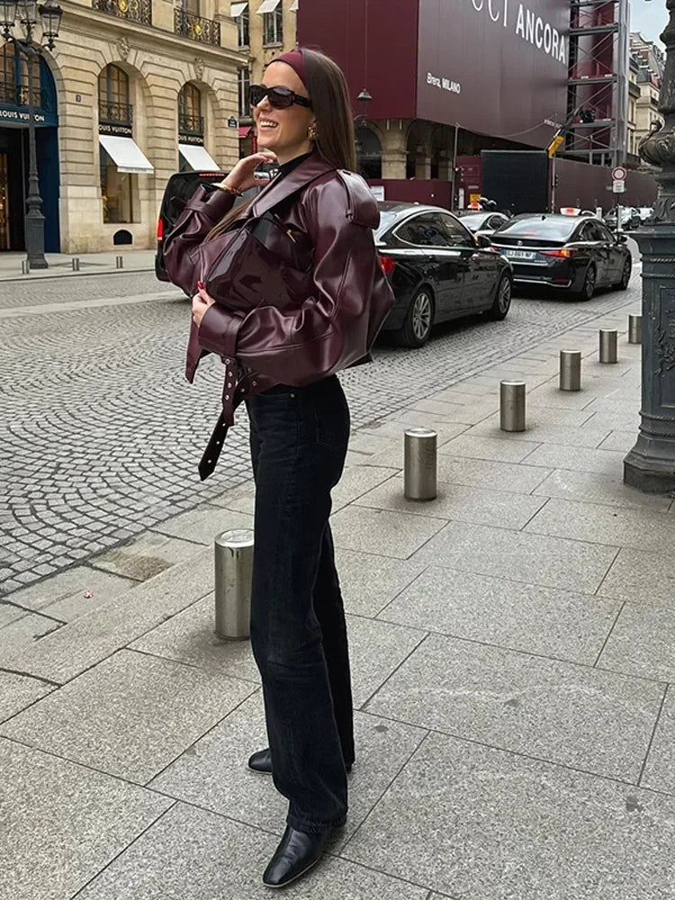 Elegante rote vegane Lederjacke mit Gürtel-Design für Damen | Ideal für den Winter