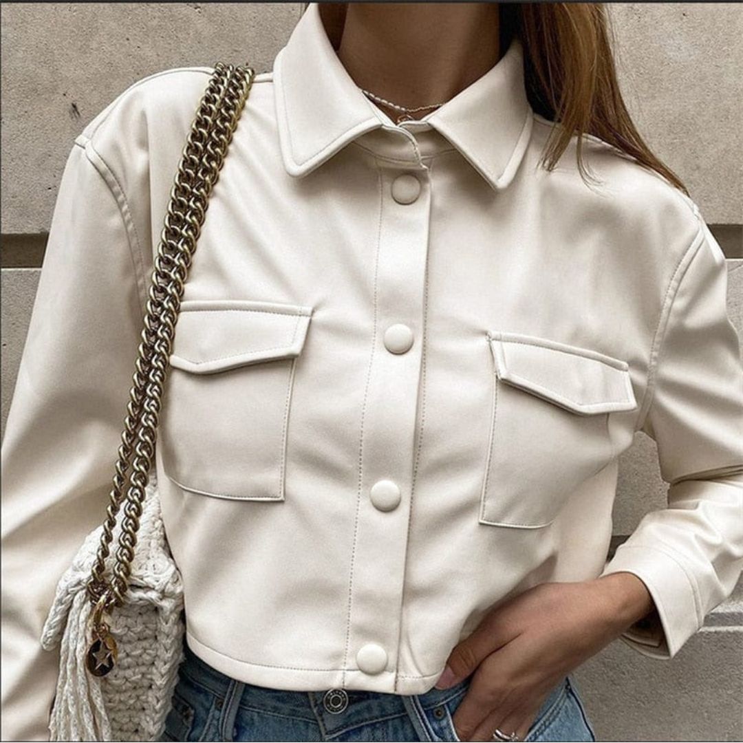 Chice, kurz geschnittene vegane Lederjacke mit Knopfdetails für Damen | Ideal für den Winter