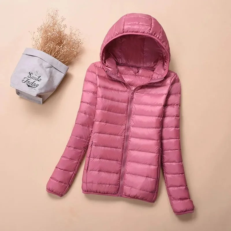 Thisbe– Kurze Damen-Daunenjacke mit Kapuze