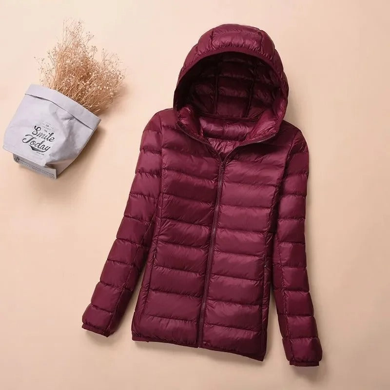 Thisbe– Kurze Damen-Daunenjacke mit Kapuze