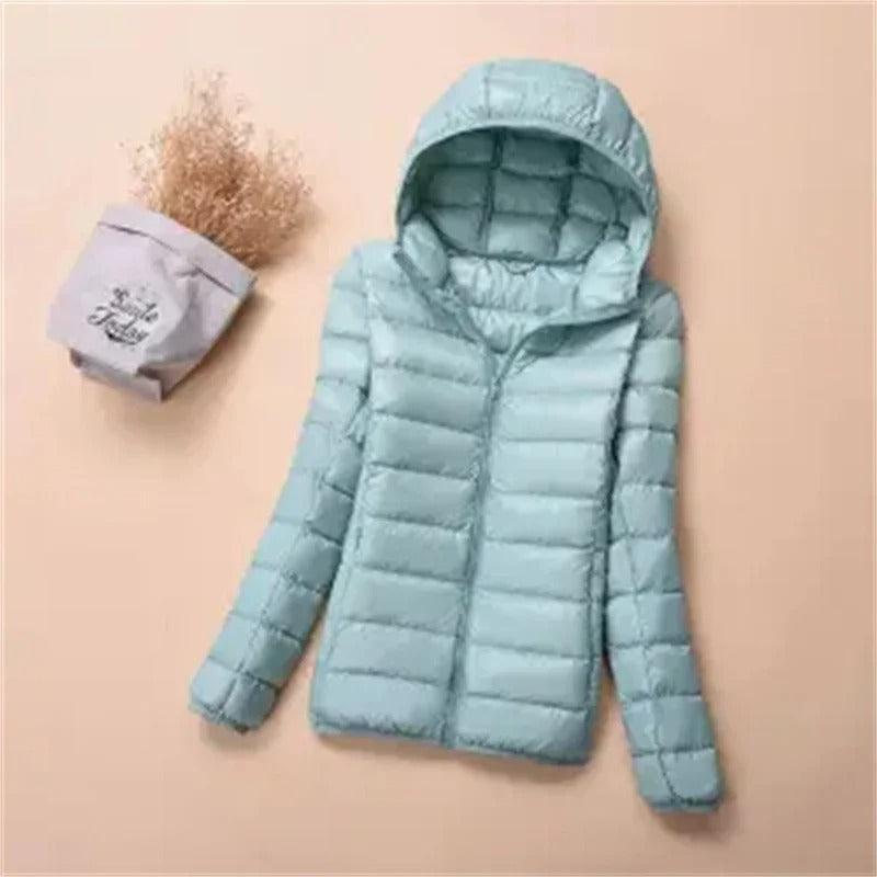 Thisbe– Kurze Damen-Daunenjacke mit Kapuze