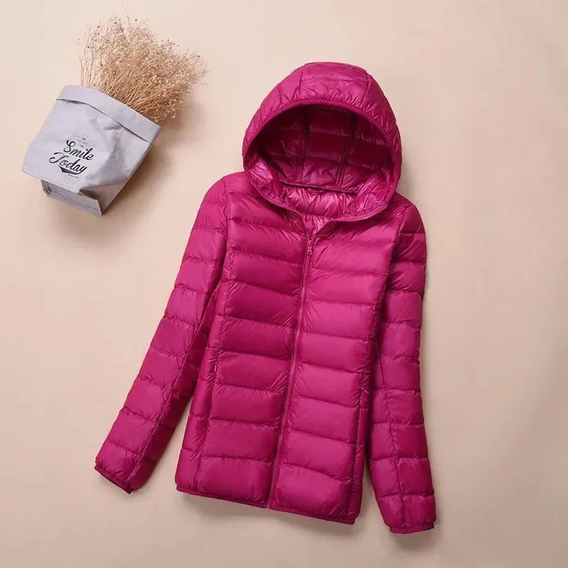 Thisbe– Kurze Damen-Daunenjacke mit Kapuze