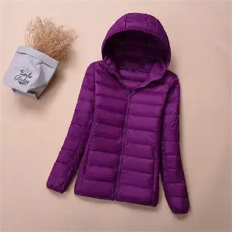 Thisbe– Kurze Damen-Daunenjacke mit Kapuze