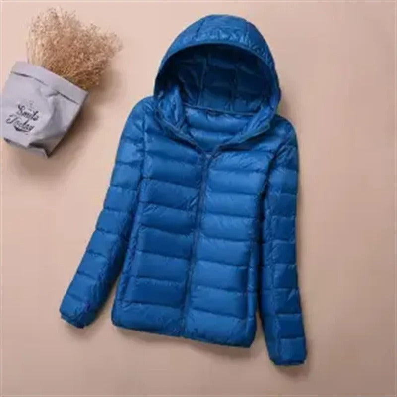 Thisbe– Kurze Damen-Daunenjacke mit Kapuze