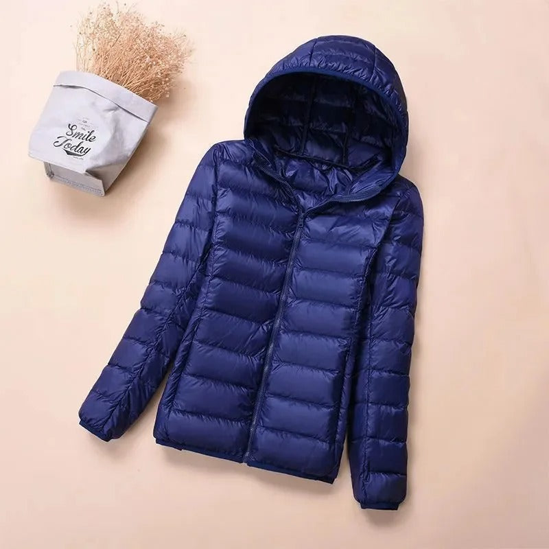 Thisbe– Kurze Damen-Daunenjacke mit Kapuze