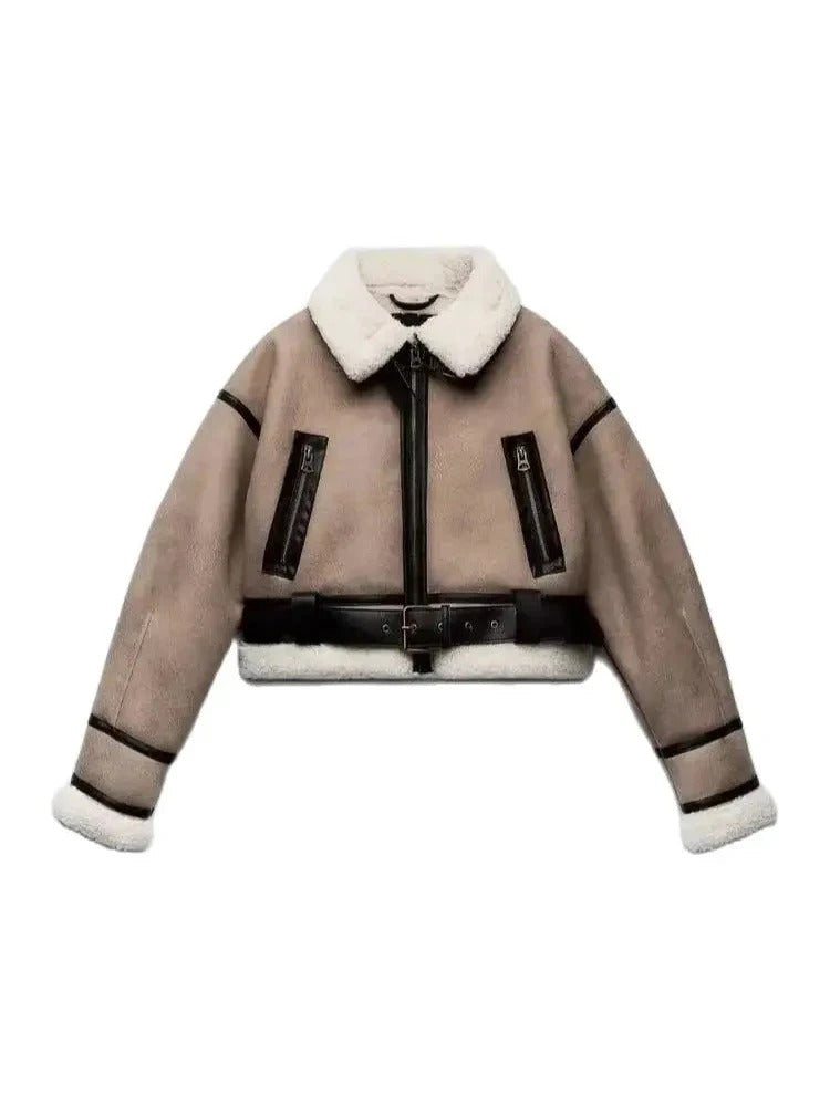 Layla – Modische Kurzjacke mit Schaffellkragen und Gürtel