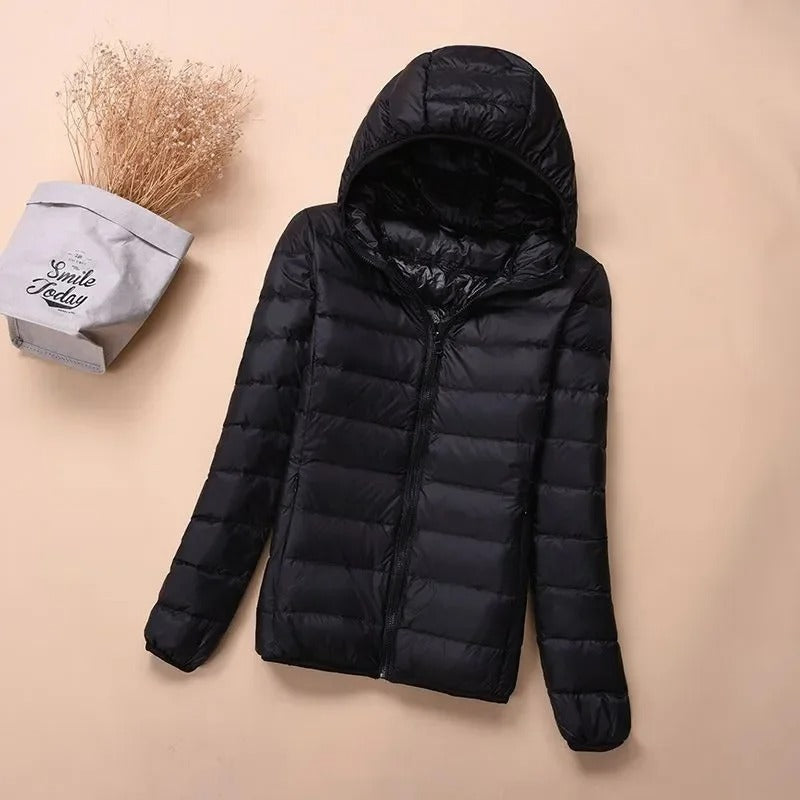 Thisbe– Kurze Damen-Daunenjacke mit Kapuze