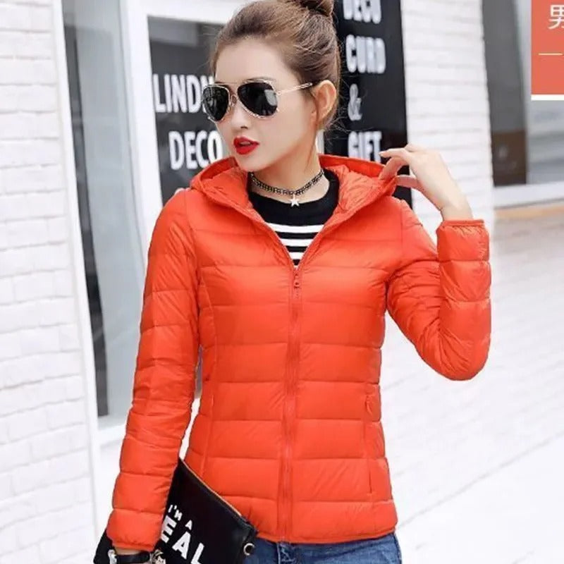 Thisbe– Kurze Damen-Daunenjacke mit Kapuze