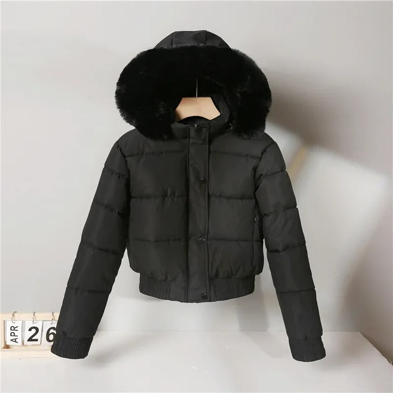 Luna – Kurze Pufferjacke mit Kunstfellkapuze