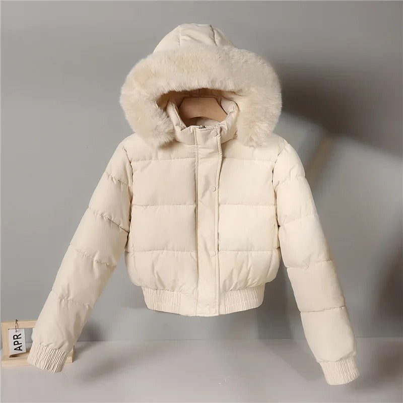 Luna – Kurze Pufferjacke mit Kunstfellkapuze