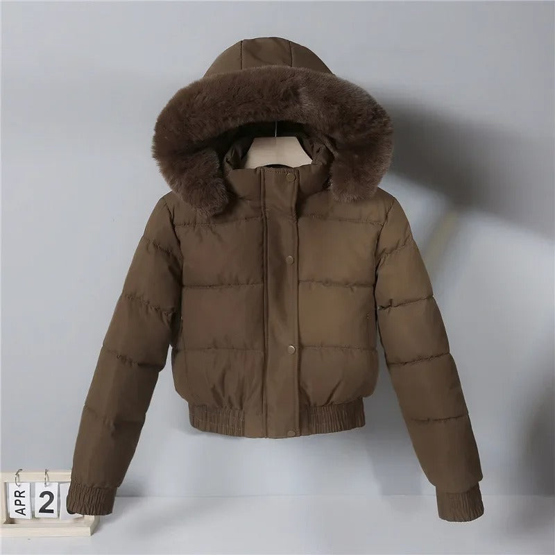Luna – Kurze Pufferjacke mit Kunstfellkapuze